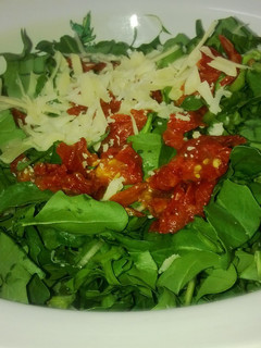 Una foto de Ensalada de rúcula, tomates secos y reggianito