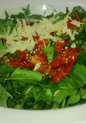 Una foto de Ensalada de rúcula, tomates secos y reggianito