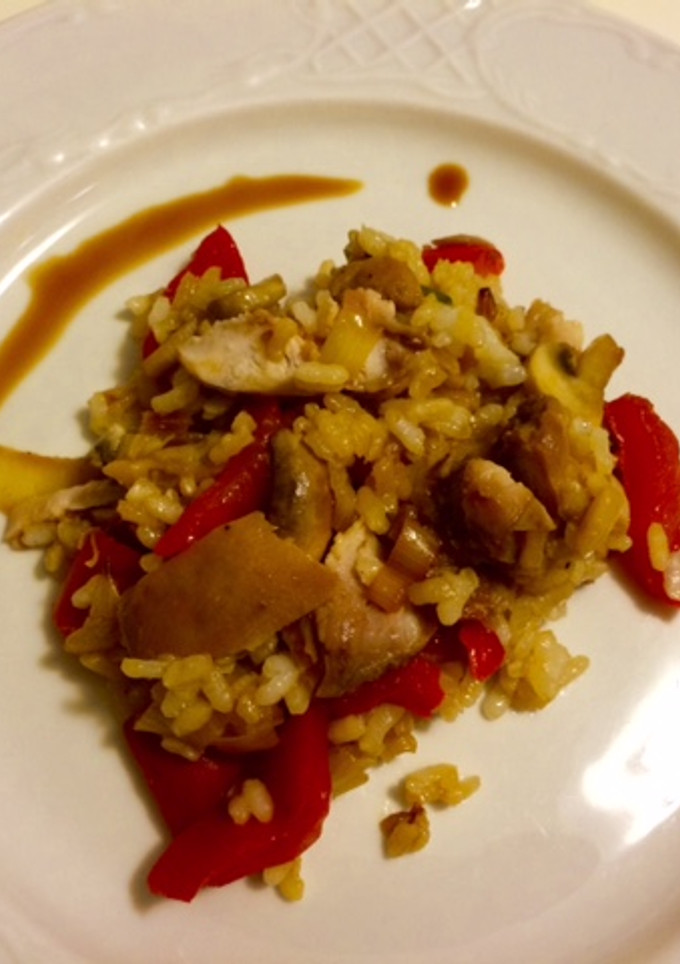 Una foto de Arroz con verduras salteadas y pollo asado