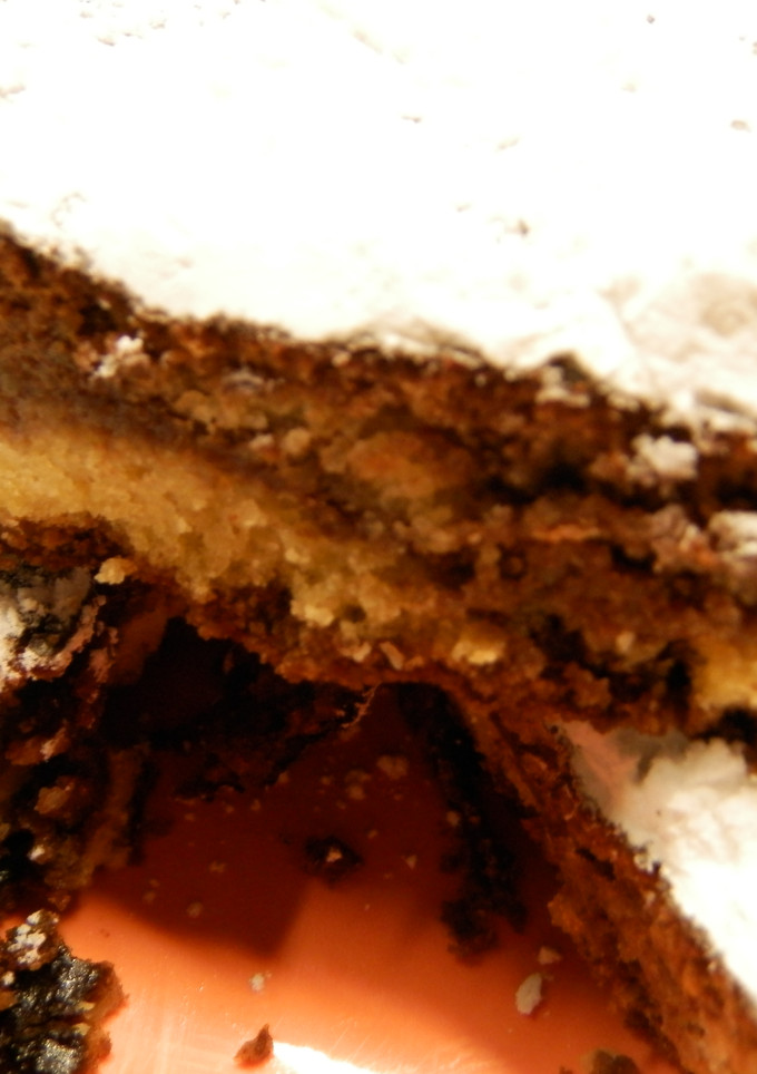 Una foto de Tarta de santiago con almendra y chocolate
