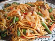 Una foto de fideo con gambas
