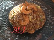 Una foto de arroz chino con gambas