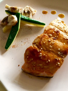 Foto principal de Salmón con salsa teriyaki y guarnición de verduras picantes