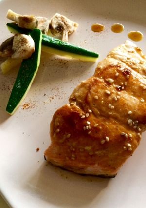 Una foto de Salmón con salsa teriyaki y guarnición de verduras picantes