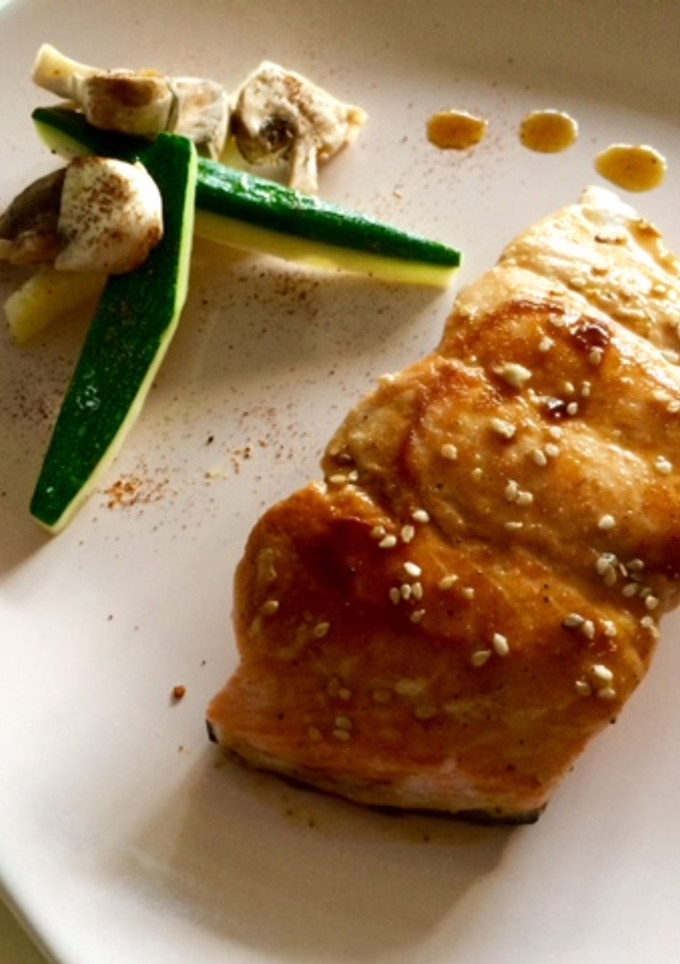 Una foto de Salmón con salsa teriyaki y guarnición de verduras picantes