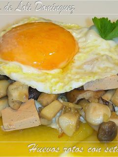 Una foto de Huevos rotos con setas y foie