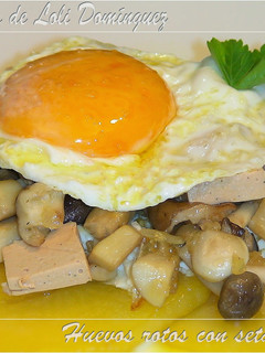 Una foto de Huevos rotos con setas y foie