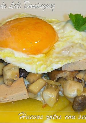 Una foto de Huevos rotos con setas y foie