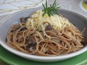 Una foto de pasta con boletus