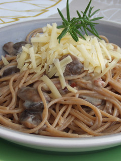 Una foto de Spaghetti con boletus y queso cheddar maduro