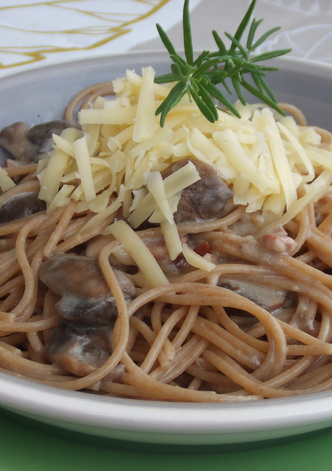 Una foto de Spaghetti con boletus y queso cheddar maduro