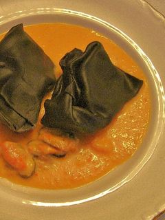 Una foto de Raviolones de sepia con salsa marinera