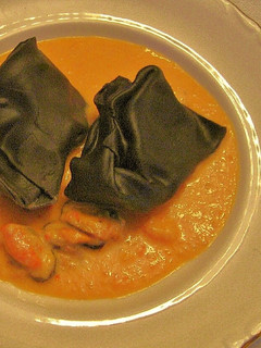 Una foto de Raviolones de sepia con salsa marinera