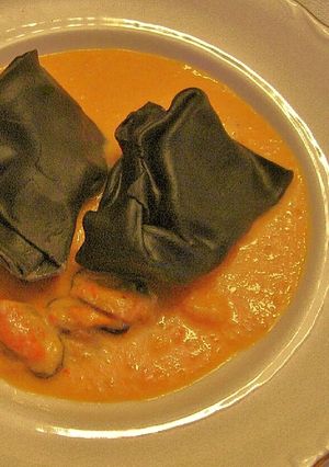 Una foto de Raviolones de sepia con salsa marinera