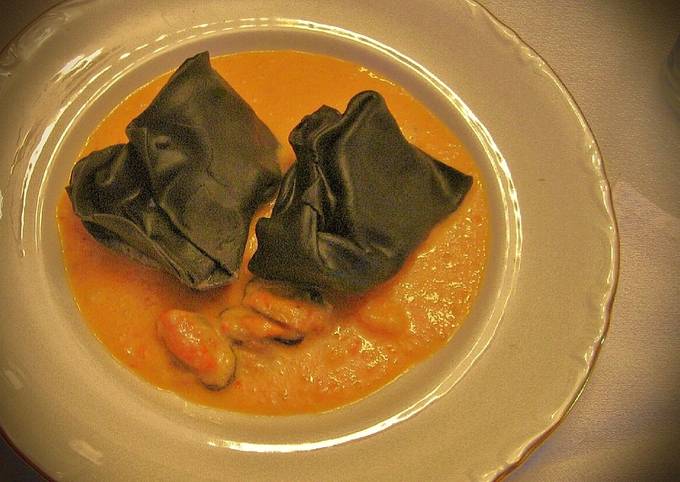 Foto principal de Raviolones de sepia con salsa marinera