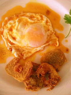 Una foto de Huevo frito con pimentón dulce y filetes de alcachofa rebozada