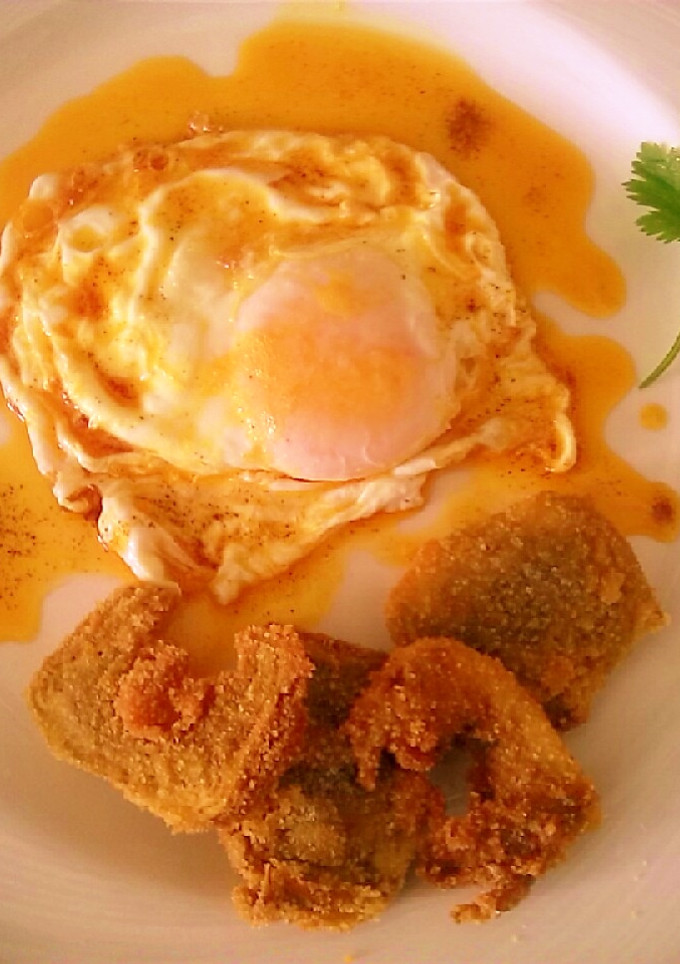 Una foto de Huevo frito con pimentón dulce y filetes de alcachofa rebozada