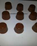 Bombones de chocolate con leche con praliné de avellanas y dulce de leche
