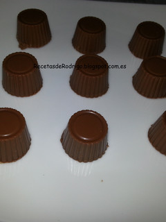 Una foto de Bombones de chocolate con leche con praliné de avellanas y dulce de leche