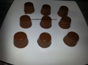 Una foto de Bombones de chocolate con leche con praliné de avellanas y dulce de leche
