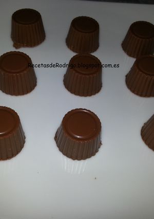 Una foto de Bombones de chocolate con leche con praliné de avellanas y dulce de leche