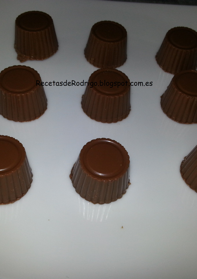Una foto de Bombones de chocolate con leche con praliné de avellanas y dulce de leche