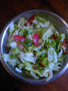 Una foto de Ensalada de rúcula, cebolla y tomate
