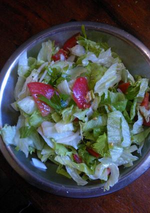 Una foto de Ensalada de rúcula, cebolla y tomate