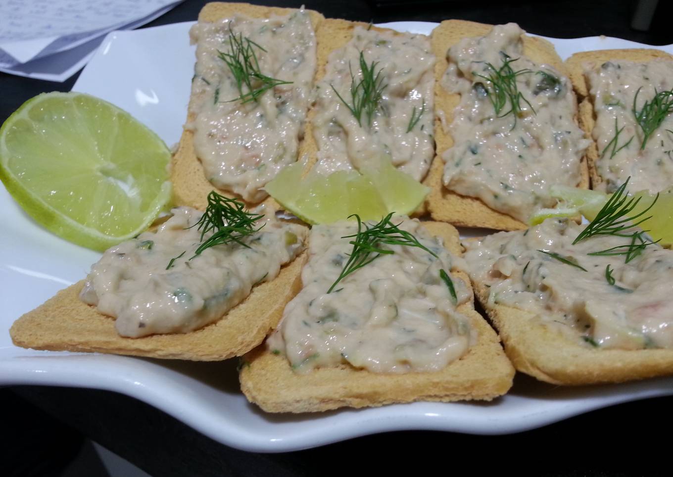Canapés o tartaletas con paté de salmón ahumado