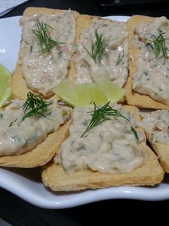 Una foto de Canapés o tartaletas con paté de salmón ahumado