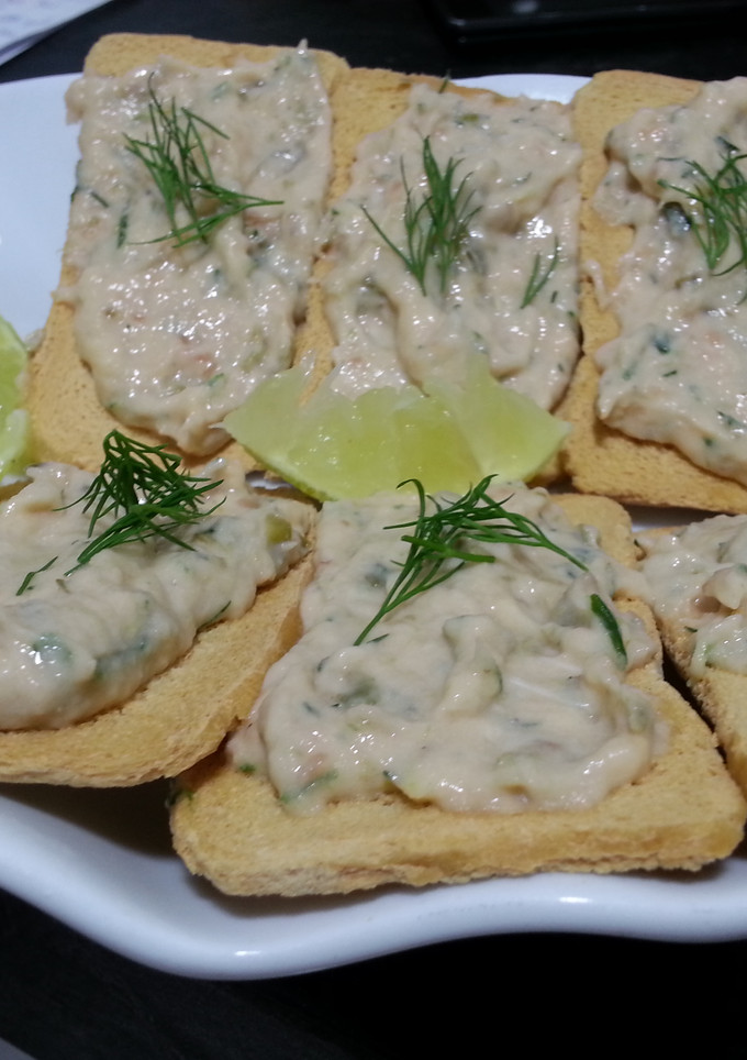 Una foto de Canapés o tartaletas con paté de salmón ahumado