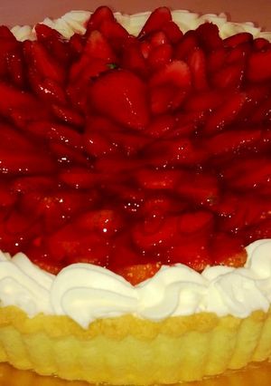 Una foto de Tarta de frutillas y chantilly 