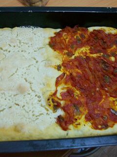 Una foto de Coca de harina y tomate