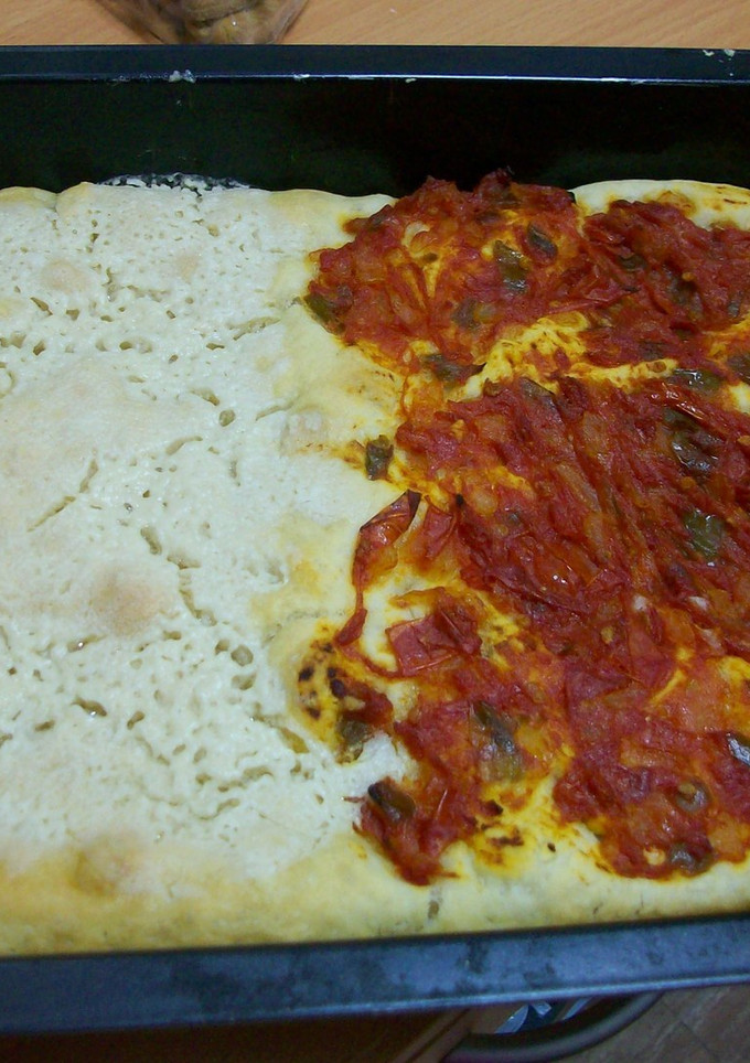 Una foto de Coca de harina y tomate