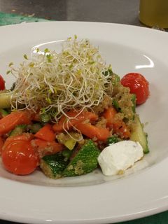 Una foto de Quinoa con verduras y queso de cabra