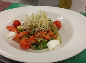 Una foto de Quinoa con verduras y queso de cabra