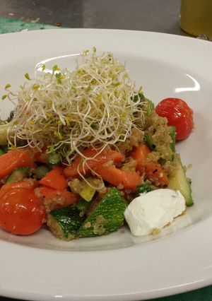 Una foto de Quinoa con verduras y queso de cabra