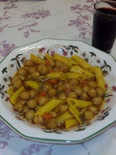 Una foto de Garbanzos con macarrones y hierbabuena