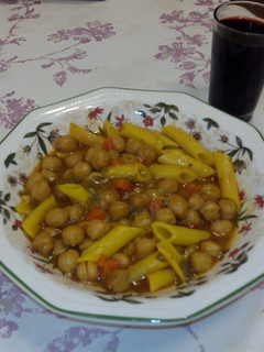 Una foto de Garbanzos con macarrones y hierbabuena