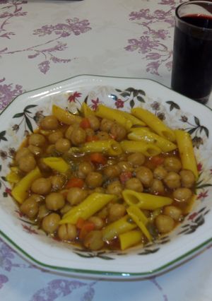 Una foto de Garbanzos con macarrones y hierbabuena