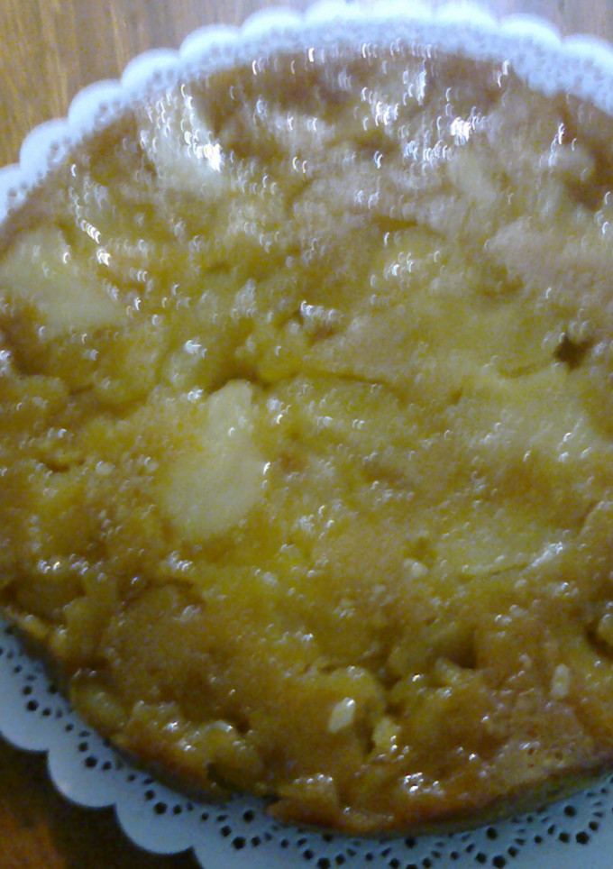 Una foto de Torta invertida de manzana y pera