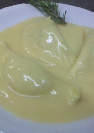 Una foto de Agnolotis de pollo y vegetales con salsa de vino blanco y reducción de vegetales 