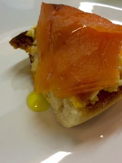 Una foto de Canapé de salmón con picadillo