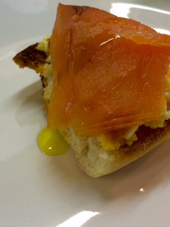 Una foto de Canapé de salmón con picadillo