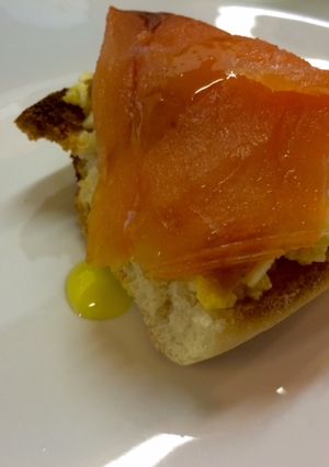 Una foto de Canapé de salmón con picadillo