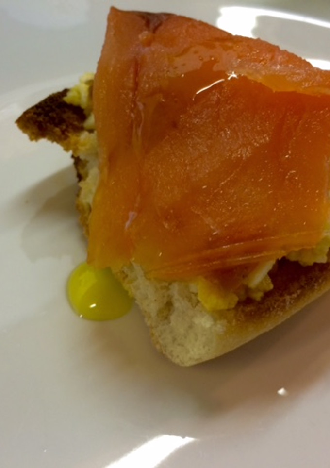 Una foto de Canapé de salmón con picadillo