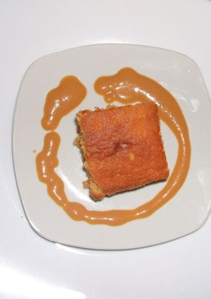 Foto principal de Tarta de sobao con dulce de leche y melocotones en almíbar