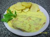 Pollo a la suiza con guarnición de papas españolas
