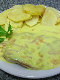 Una foto de Pollo a la suiza con guarnición de papas españolas