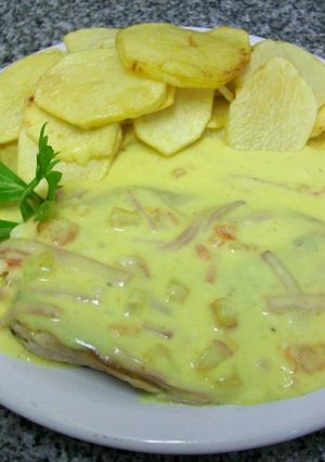 Una foto de Pollo a la suiza con guarnición de papas españolas